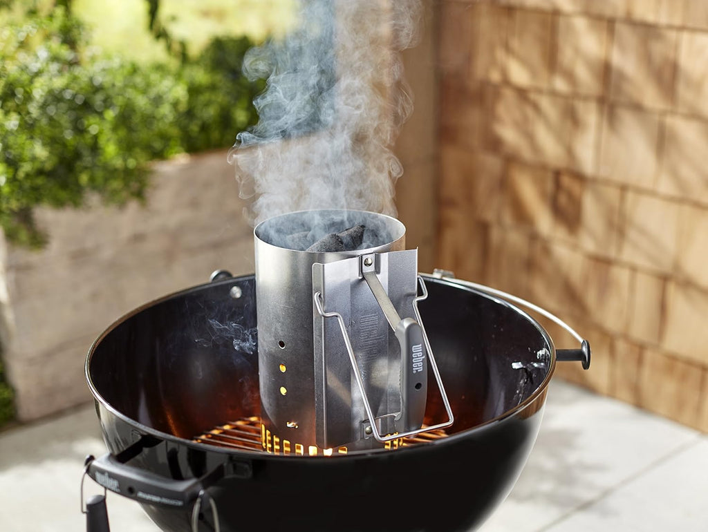 Weber Classic Kettle barbecue au charbon de bois, surface de cuisson Ø 57cm, barbecue avec couvercle et cuve en acier emaillé, thermomètre intégré au couvercle, trépied et roues - Noir (1341504)