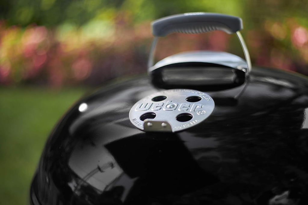 Weber Classic Kettle barbecue au charbon de bois, surface de cuisson Ø 57cm, barbecue avec couvercle et cuve en acier emaillé, thermomètre intégré au couvercle, trépied et roues - Noir (1341504)